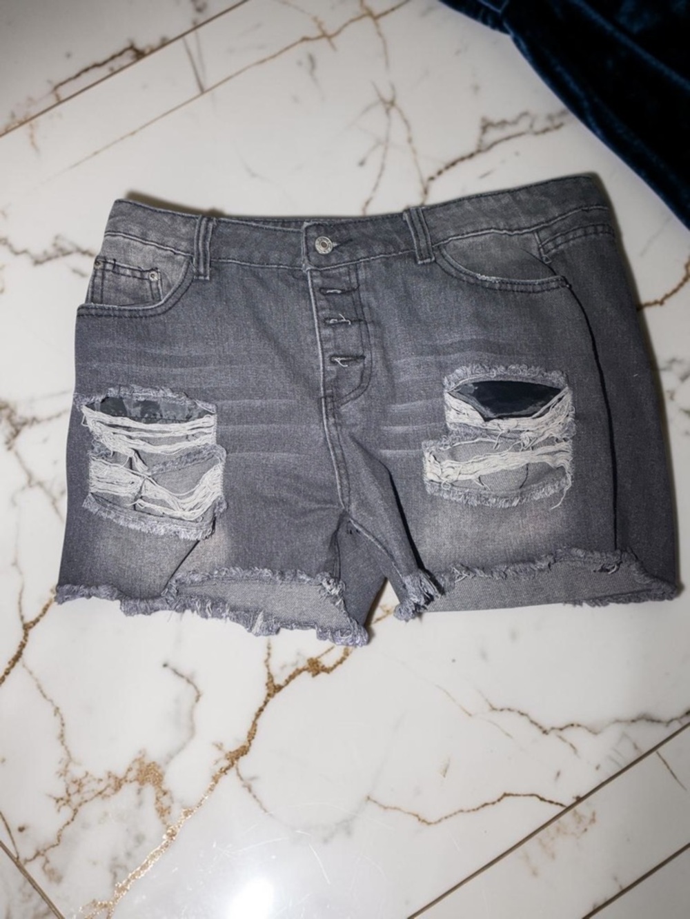 Women’s Distressed Black Denim Shorts Size XL High Rise Button Fly Raw Hem - Picture 5 of 6